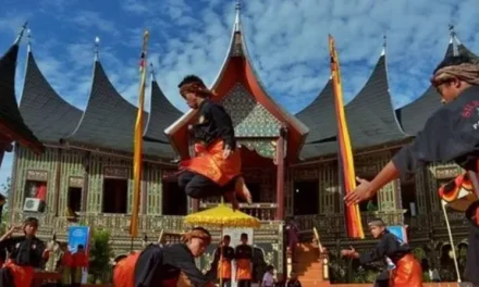 Budaya Minangkabau Dalam Lintasan Sejarah Dan Modernitas