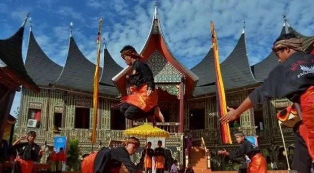 Budaya Minangkabau Dalam Lintasan Sejarah Dan Modernitas