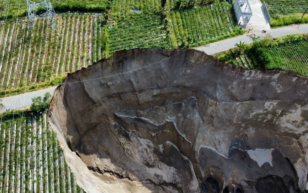 Tanah Amblas Meluas di Pondok Balik, Akses Vital Antar Kabupaten di Ujung Bahaya