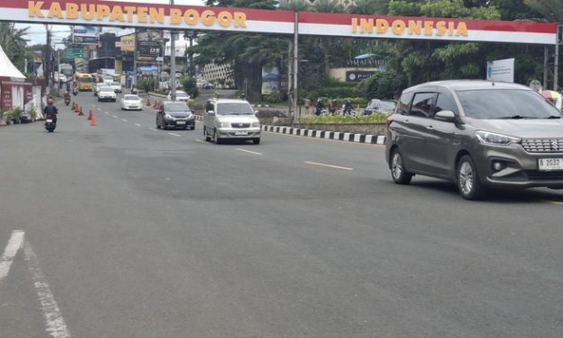 Jalur Puncak Bogor diberlakukan sistem one way arah Jakarta untuk mengurai arus balik wisatawan.
