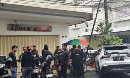 Heboh! Emak-emak Nekat Bakar Toko Emas di Makassar, Modus Curi Emas Rp2 Miliar