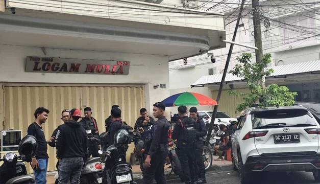 Heboh! Emak-emak Nekat Bakar Toko Emas di Makassar, Modus Curi Emas Rp2 Miliar