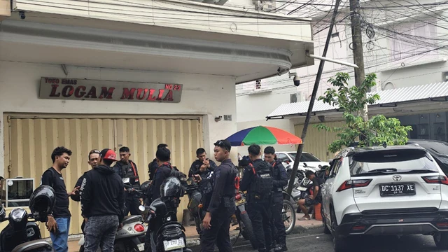 Heboh! Emak-emak Nekat Bakar Toko Emas di Makassar, Modus Curi Emas Rp2 Miliar
