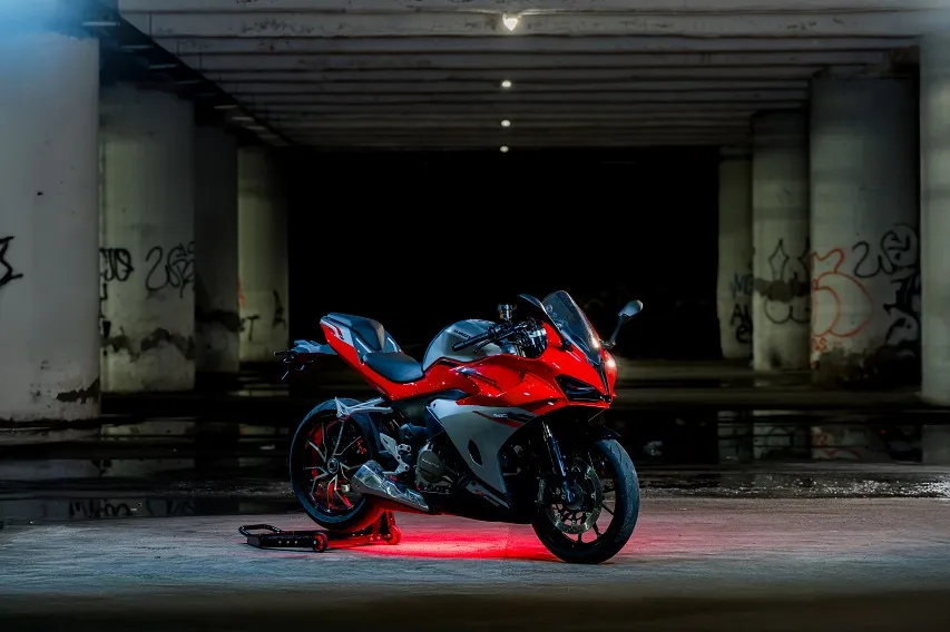 Persaingan Panas 250 cc: QJMotor SRK 250 RA vs Honda CBR250RR