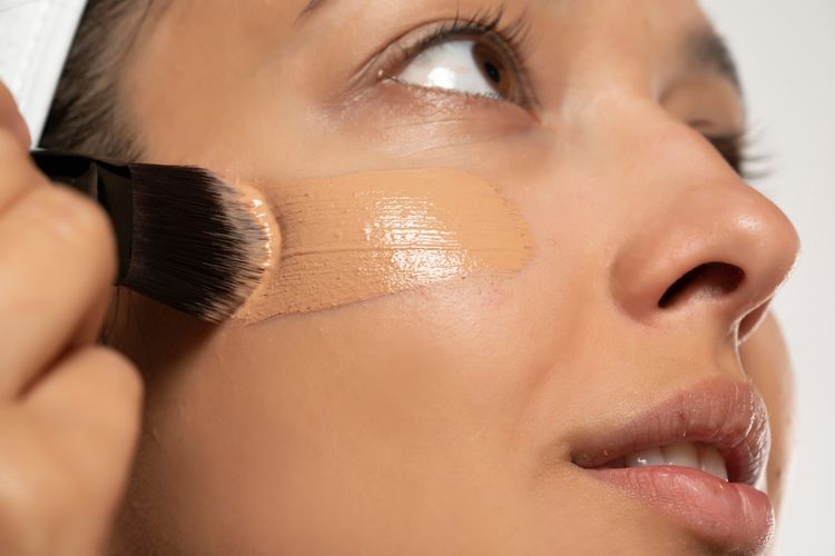 Hati-hati! Kesalahan Foundation dan Concealer Bisa Bikin Wajah Jadi ‘Topeng