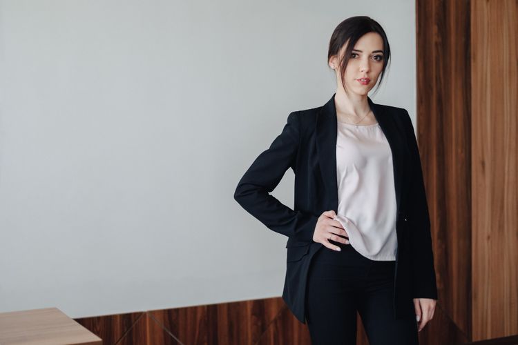 Rahasia Fashion Wanita 50+: Dress Ini Bikin Tampil Anggun dan Stylish