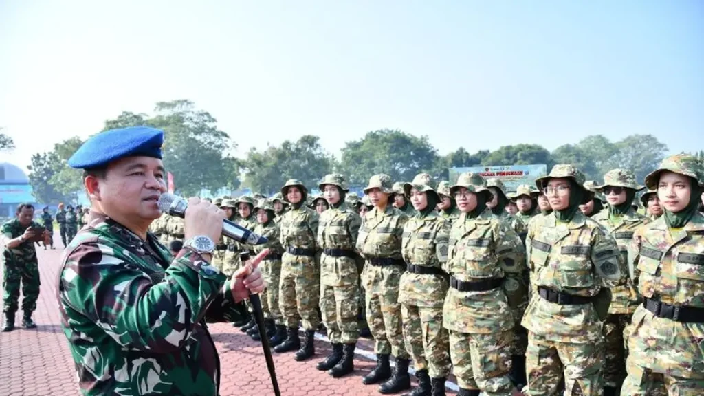 Korps Marinir memberikan penanganan medis kepada peserta latihan dasar kemiliteran KDMP di Markas Pasmar I Cilandak.