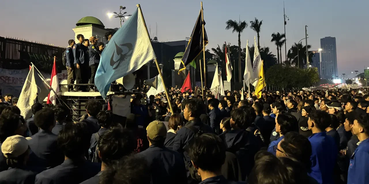 Massa Bertahan di DPR/MPR Jakarta Saat Audiensi Mahasiswa