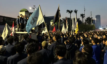Massa Bertahan di DPR/MPR Jakarta Saat Audiensi Mahasiswa
