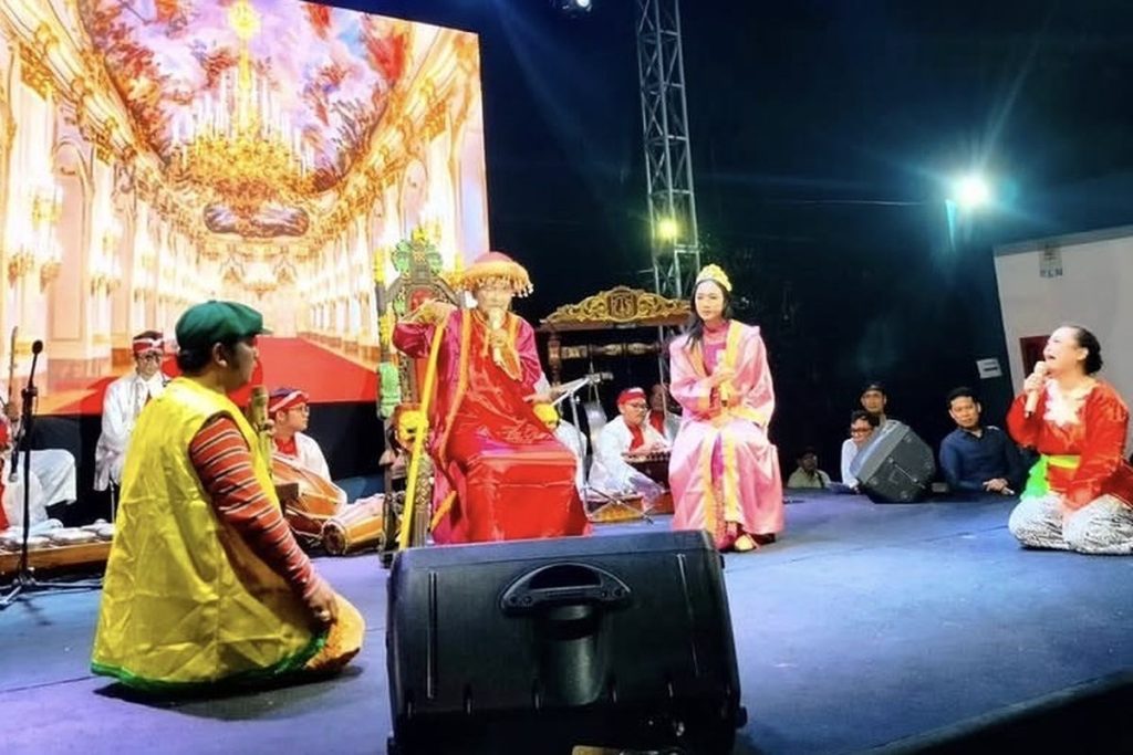 Penampilan Sanggar Oplet Robet membawakan pertunjukan Tanjilenong