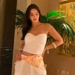 Gaya Summer Nia Ramadhani Makin Chic Berkat Scarf Motif