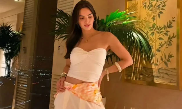 Gaya Summer Nia Ramadhani Makin Chic Berkat Scarf Motif