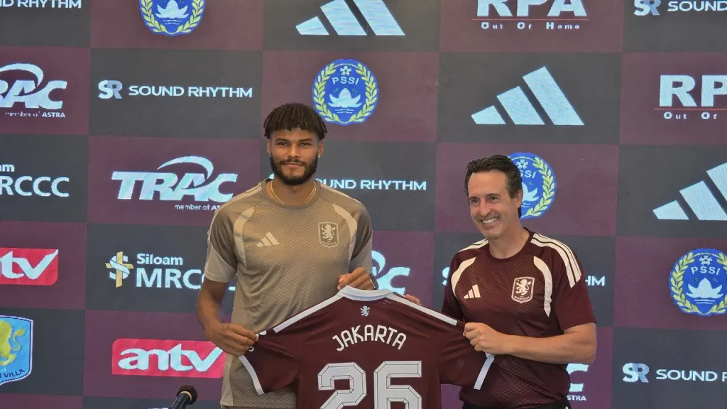 Pemain Aston Villa menjalani sesi latihan di Stadion Utama Gelora Bung Karno jelang laga uji coba melawan Indonesia All Stars.