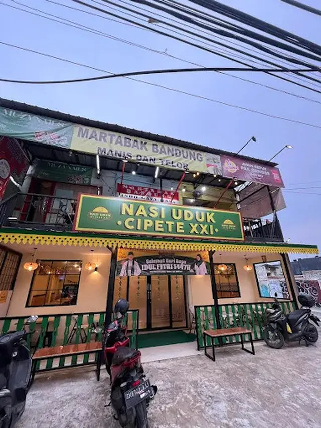 Aneka lauk prasmanan khas Nusantara di salah satu tempat makan siang populer kawasan Cipete, Jakarta Selatan.