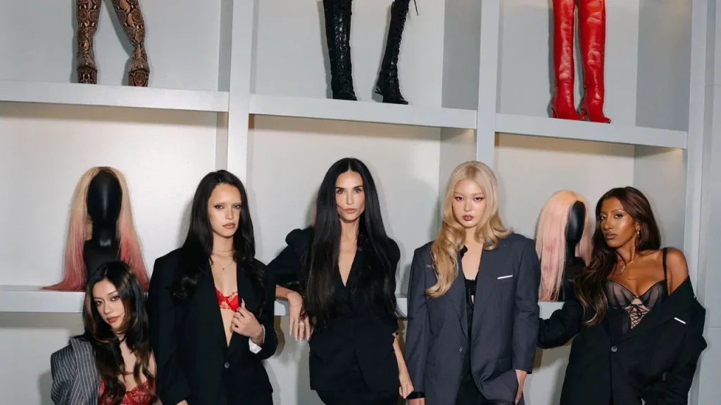 Demi Moore tampil elegan bersama KATSEYE dalam video musik Animal dengan busana serba hitam yang menjadi sorotan publik.