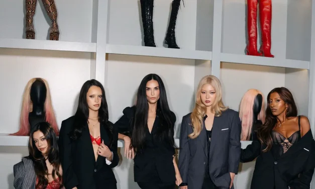 Demi Moore Bikin Terpana, Tampil Elegan di MV KATSEYE