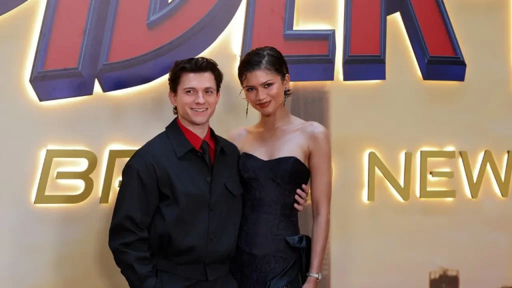 Tom Holland dan Zendaya tampil serasi dengan busana bertema Spider-Man saat tur promosi Spider-Man: Brand New Day di sejumlah kota Eropa.
