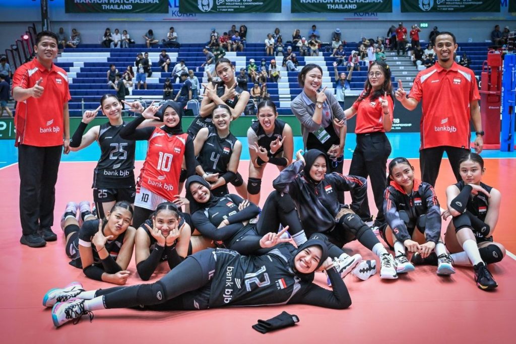 Timnas voli putri Indonesia U-18 merayakan kemenangan 3-1 atas Mongolia pada laga perebutan peringkat ketujuh AVC Cup U-18 2026 di Thailand.