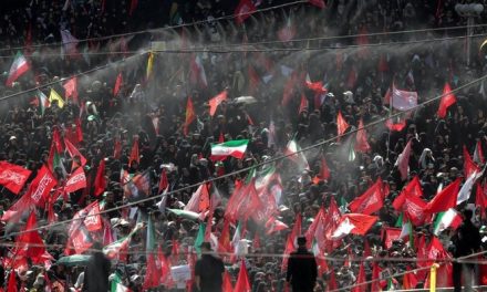 Pemakaman Ali Khamenei Membludak, Trump Jadi Sorotan