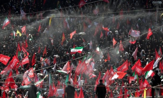Pemakaman Ali Khamenei Membludak, Trump Jadi Sorotan
