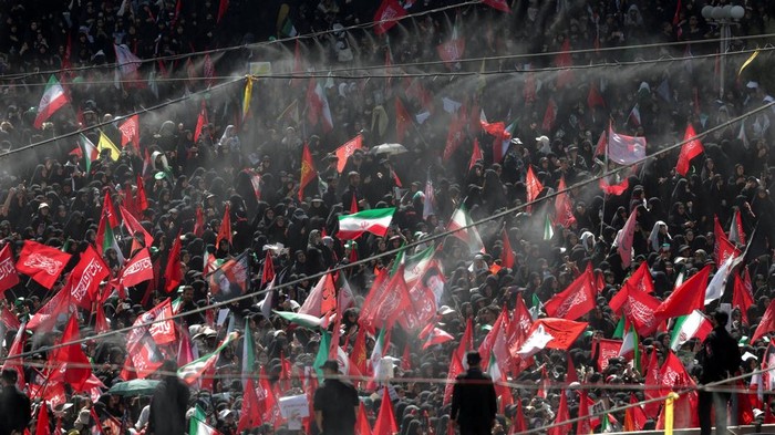 Ribuan pelayat menghadiri pemakaman Ayatollah Ali Khamenei sambil membawa bendera dan spanduk penghormatan di tengah seruan balas dendam terhadap Donald Trump.