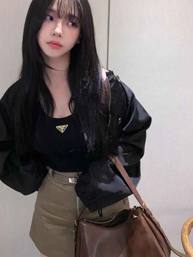 Karina aespa tampil dengan Korean bangs dan rambut belah tengah dalam dua gaya berbeda.