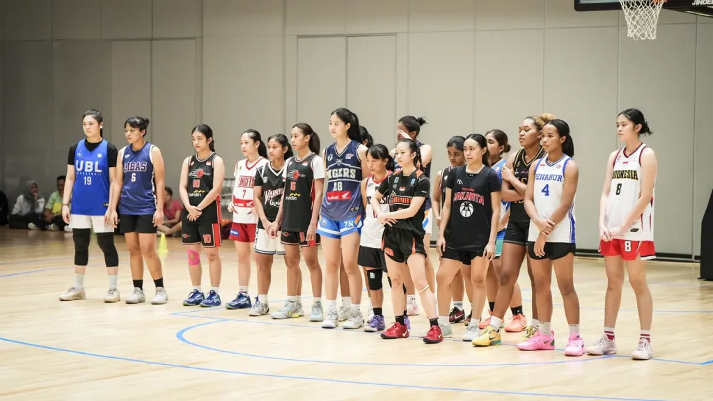 Seleksi pebasket putri Indonesia menuju turnamen internasional di Berlin, Jerman.