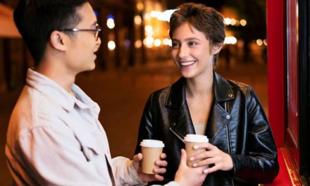 5 Kebiasaan Kontak Mata yang Bisa Membuat Percakapan Terasa Tidak Nyaman