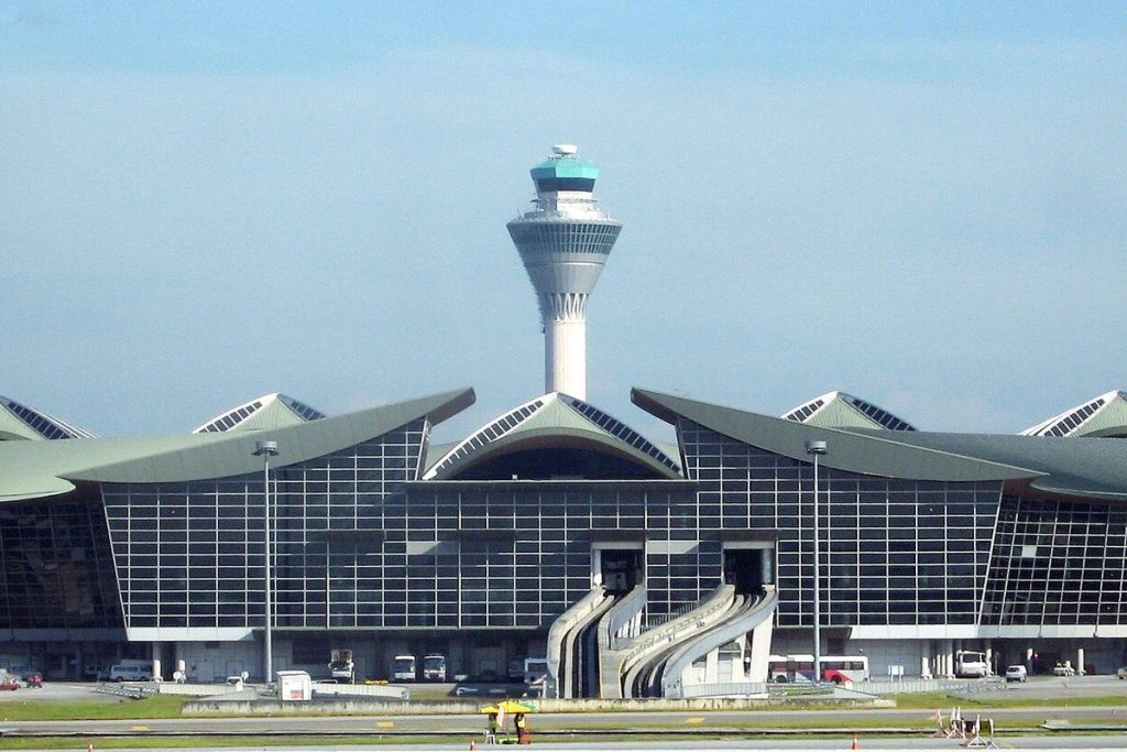 Aktor Indonesia SHT menjalani proses hukum usai keributan di Bandara Internasional Kuala Lumpur.