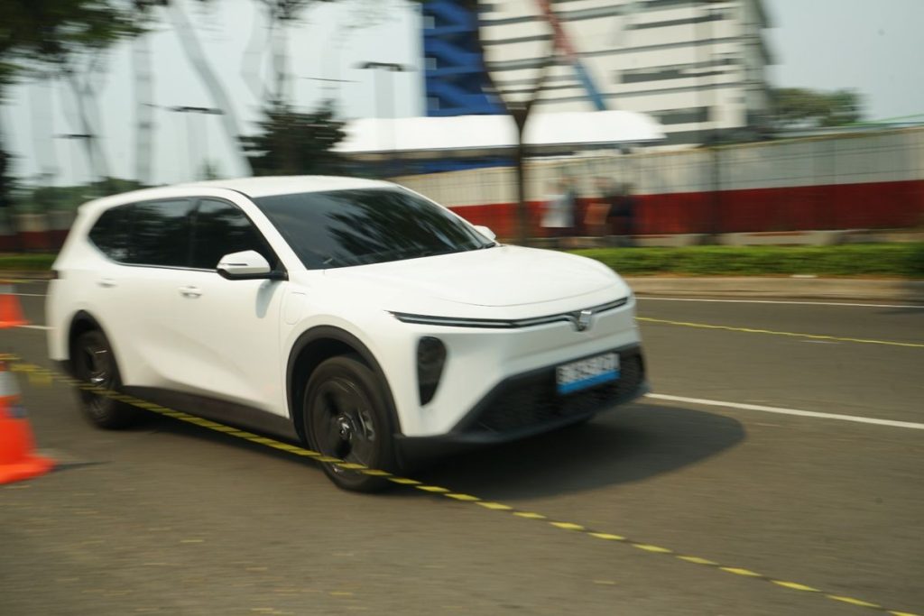 Test drive VinFast VF MPV 7 sebagai MPV listrik tujuh penumpang di GIIAS 2026.