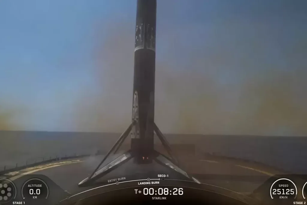 Roket Falcon 9 SpaceX meluncurkan 29 satelit Starlink baru ke orbit rendah Bumi.