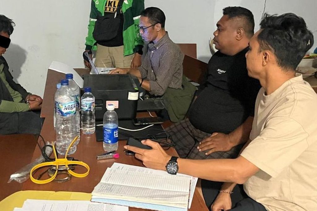 Petugas menangkap terduga pemburu rusa Timor di Taman Nasional Komodo setelah buron sembilan bulan.