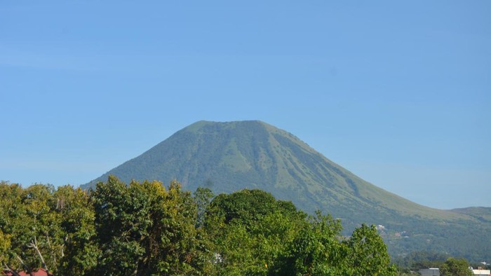 Pemandangan Gunung Lokon Tomohon dengan panorama alam pegunungan Sulawesi Utara