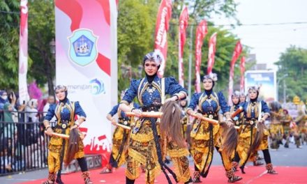 Ratusan Pelajar Ramaikan Karnaval HUT ke-81 RI di Lamongan