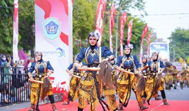 Ratusan Pelajar Ramaikan Karnaval HUT ke-81 RI di Lamongan