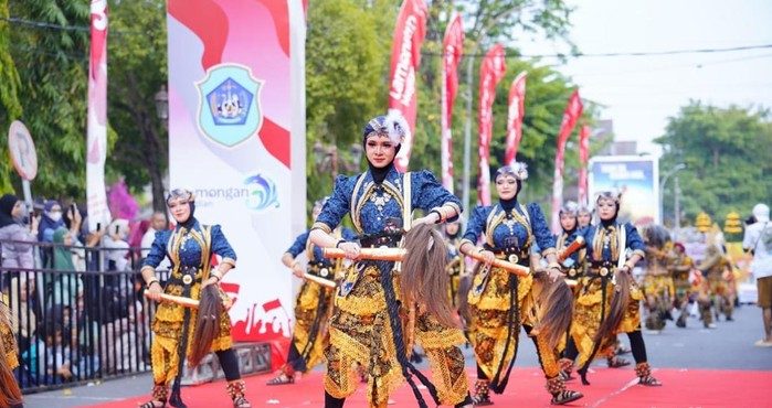 Karnaval Pelajar Lamongan dengan kostum budaya Nusantara saat peringatan HUT ke-81 RI