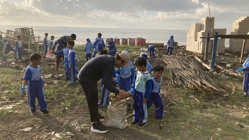 Pelajar MI Bahrul Ulum mengikuti aksi bersih pantai dalam rangkaian Tradisi Saparan Kampung Kusamba.