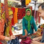 Mulud Adat Bayan 2026 Ramai, Penjualan Kain Tenun dan UMKM Lokal Meningkat