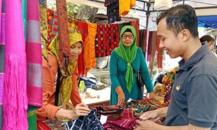 Mulud Adat Bayan 2026 Ramai, Penjualan Kain Tenun dan UMKM Lokal Meningkat