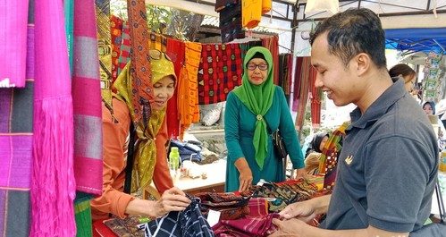 Pedagang kain tenun saat tradisi Mulud Adat Bayan 2026 di Lombok Utara