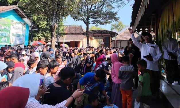 Tradisi Tebar Koin Rp25 Juta Meriahkan Maulid Nabi di Ponorogo