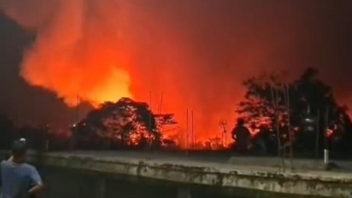 Kebakaran lahan di seberang TPA Galuga Bogor